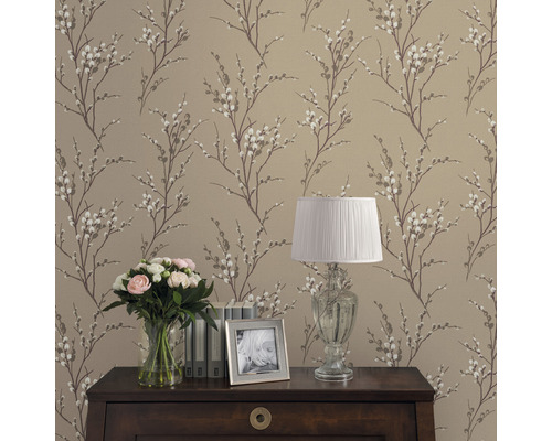 Zimmeransicht mit beiger Tapete mit Blütenmuster
