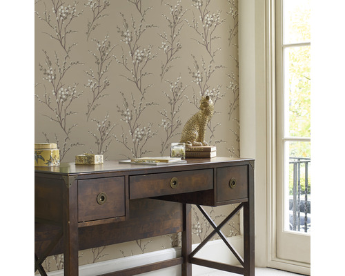 Szene mit Schreibtisch und floral gemusterter Tapete für ein Arbeitszimmer