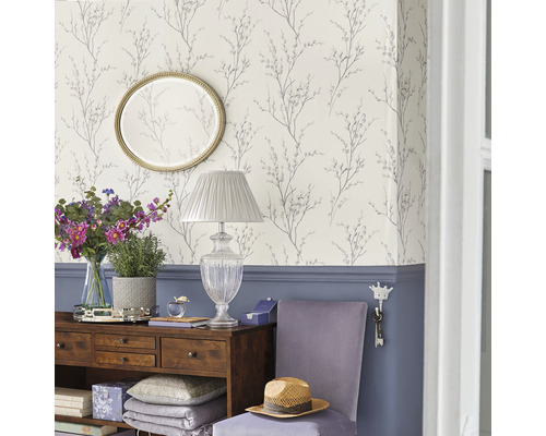 Dekoratives Interieur mit gemusterter Tapete, Spiegel und Kommode