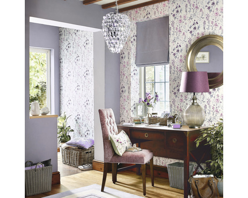 Helles Arbeitszimmer mit Schreibtisch, Stuhl und floraler Tapete