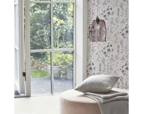 Dekoratives Interieur mit floraler Tapete, Fenster, Lampe und Kissen