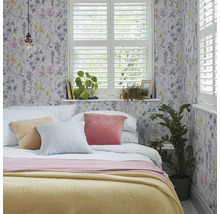 Schlafzimmer mit floraler Tapete, Bett, Kissen und Fenster mit Fensterläden