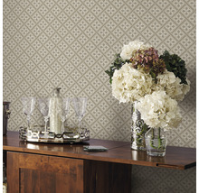 Detailansicht einer beigefarbenen, gemusterten Tapete mit Blumen, Gläsern und Getränken auf einem Tisch