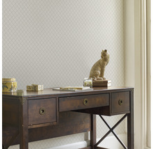 Detailansicht eines Arbeitszimmers mit Schreibtisch und gemusterter Tapete