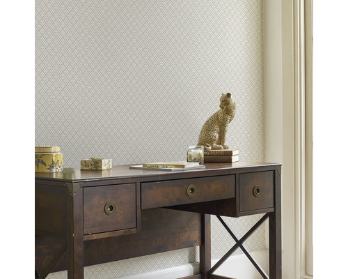 Detailansicht eines Arbeitszimmers mit Schreibtisch und gemusterter Tapete