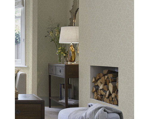 Wohnzimmer mit floral gemusterter Tapete, Konsole, Dekoration und Kaminholz