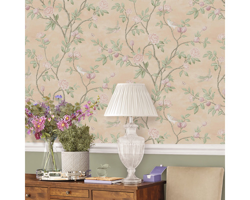 Dekoratives Interieur mit Blumentapete, Tischleuchte und Blumenarrangement