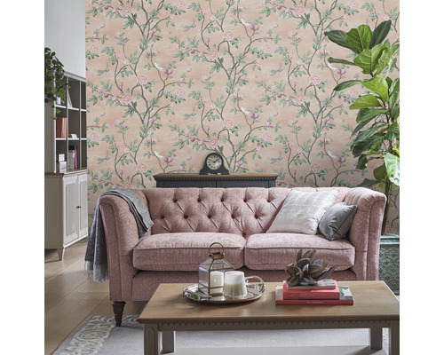 Wohnzimmer mit floraler Tapete, Sofa und Dekorationen für ein gemütliches Ambiente