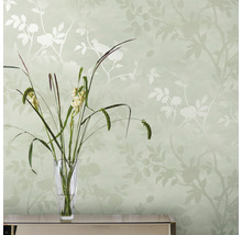 Dekorative Tapete mit Blüten- und Vogelmuster im Hintergrund, Blumenvase im Vordergrund