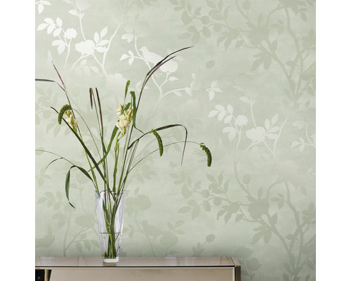 Dekorative Tapete mit Blüten- und Vogelmuster im Hintergrund, Blumenvase im Vordergrund