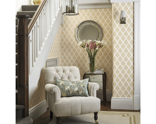 Einladender Flur mit Sesseln, Spiegeln und gemusterter Tapete