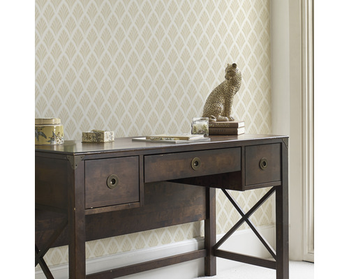 Szene mit Schreibtisch, Dekoration und gemusterter Tapete