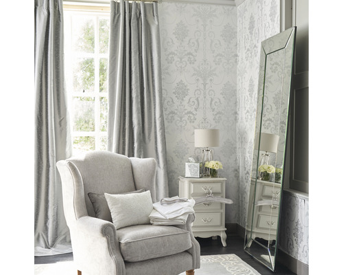 Elegantes Wohnzimmer mit Sessel, Vorhängen, Tapete, Spiegel und Nachttisch