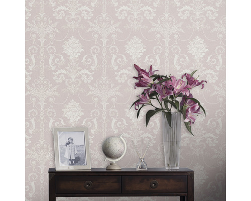 Dekorative Tapete mit floralem Muster in einem eleganten Wohnraum.