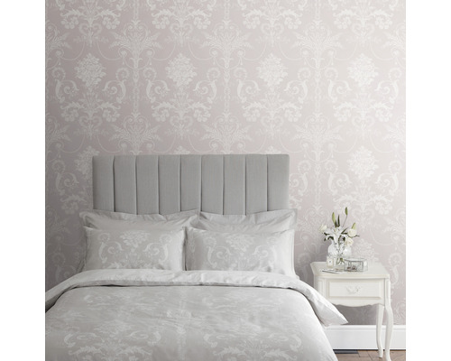 Schlafzimmer mit gemusterten Tapeten, Bett und Nachttisch