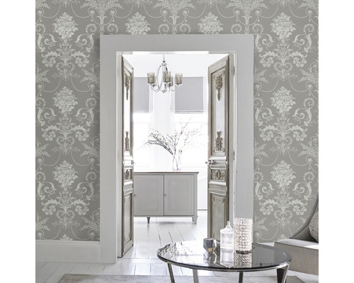 Wohnzimmer mit grauer Mustertapete, Blick durch eine Tür in einen anderen Raum