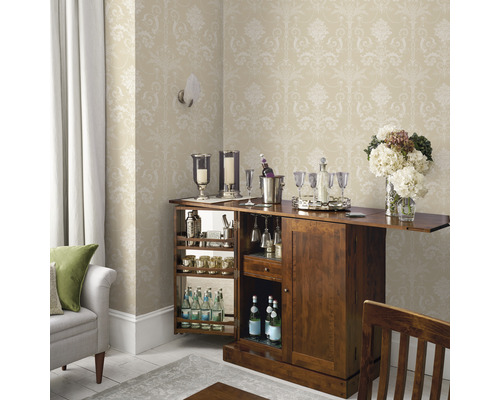 Innenraum mit Bar, Getränken, Gläsern und Dekoration in einem eleganten Ambiente.