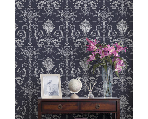 Tapete mit floralem Muster in einem dekorierten Raum