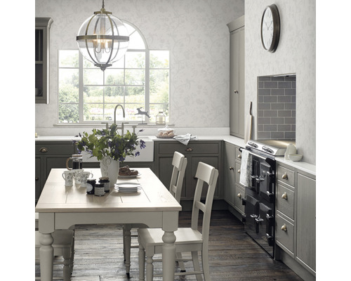 Helle Küche mit Esstisch und Stühlen sowie Küchenzeile mit Spüle und Herd