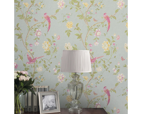 Tapete mit Vogel-, Schmetterlings- und Blumenmuster an der Wand