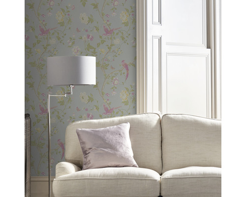 Szene mit Tapete mit Vogel- und Blumenmuster, Sofa und Stehlampe