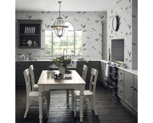 Küchenszene mit Esstisch, Stühlen, Hängelampe und Dekoration