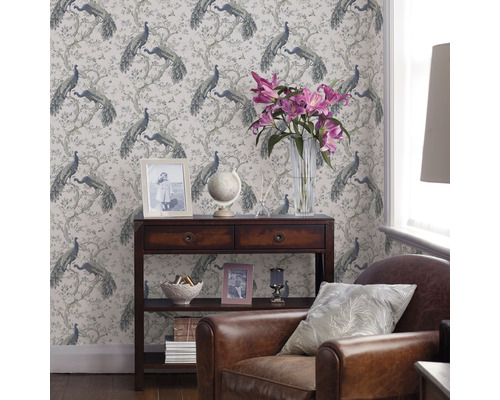 Dekoratives Wohnzimmer mit Tapete mit Pfauenmuster und Holztisch