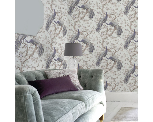 Wohnzimmer mit Tapete mit Pfauenmuster, Sofa und Lampe