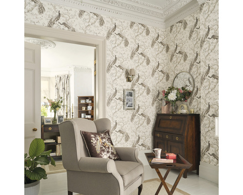 Dekoratives Wohnzimmer mit Tapete, Sessel und Schreibtischsekretär