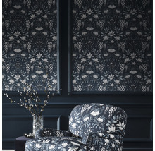 Dekorative Tapete mit floralem Muster und passendem Sessel in einem Zimmer