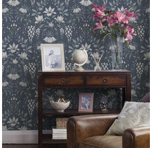 Dekorativer Wohnraum mit floraler Tapete, Holzkonsole und Lederstuhl