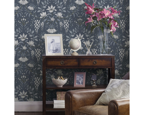 Dekorativer Wohnraum mit floraler Tapete, Holzkonsole und Lederstuhl