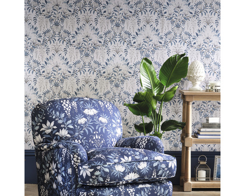 Dekoratives Wohnzimmer mit gemusterter Tapete, Sessel und Beistelltisch