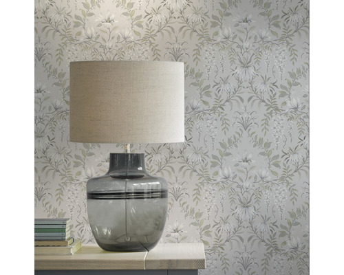 Szene mit floraler Tapete und Tischlampe