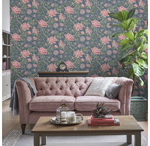 Wohnzimmer mit floraler Tapete, Sofa und Tisch