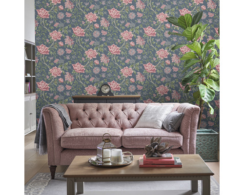 Wohnzimmer mit floraler Tapete, Sofa und Tisch