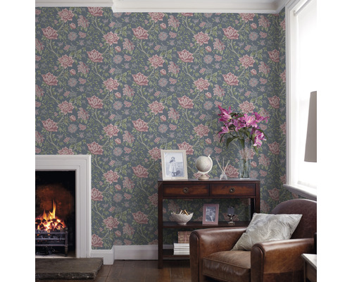 Wohnzimmer mit floral gemusterter Tapete, Kamin und Sessel