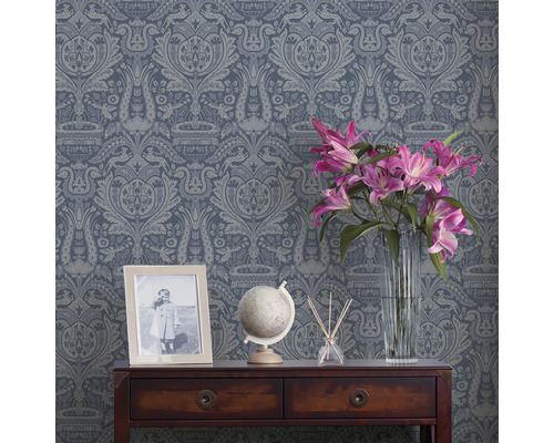 Dekorative Tapete mit Ornamentmuster in einem Zimmer