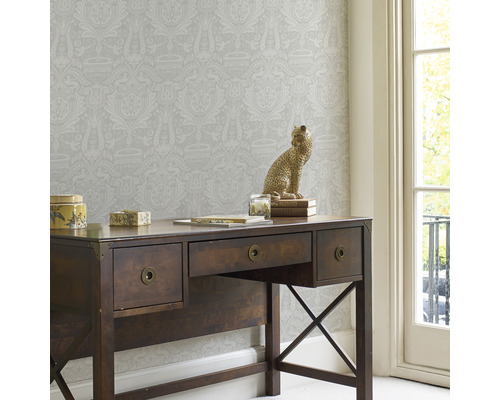 Szene mit Schreibtisch, Dekorationen und gemusterter Tapete für ein Arbeitszimmer