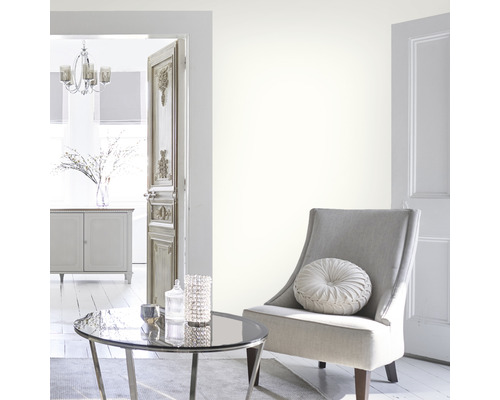 Wohnzimmer mit Sessel, Tisch und Kommode