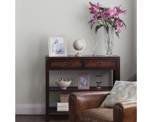 Dekorativer Wohnbereich mit Kommode, Dekoration und Sessel