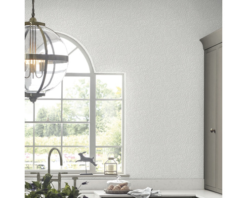 Küchenszene mit geprägter Tapete, Spüle und Fenster