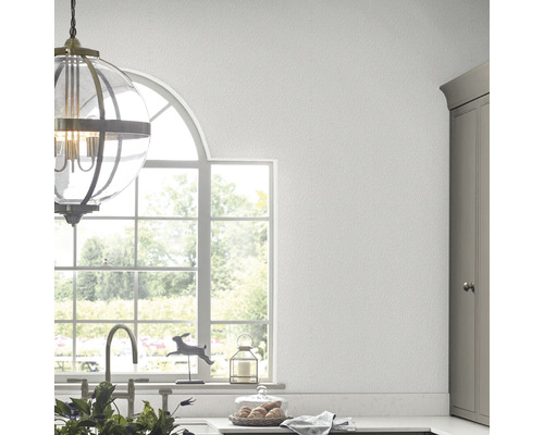 Helles Küchendesign mit Fenster und Pendelleuchte