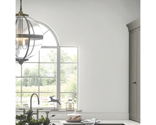 Küchenszene mit Pendelleuchte, Spüle und Fenster für eine helle, organisierte Atmosphäre.