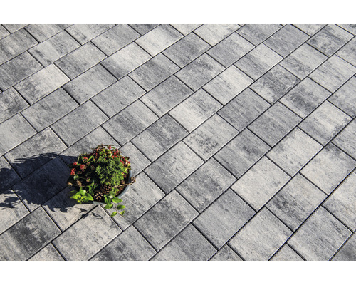 Verlegtes Rechteckpflaster aus Stein mit Pflanztopf