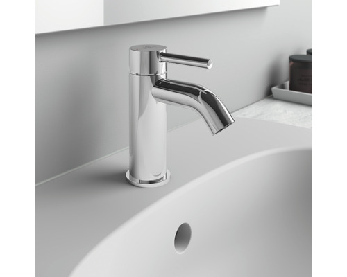 Einhebelmischer für Waschtisch aus Metall auf einem Waschbecken