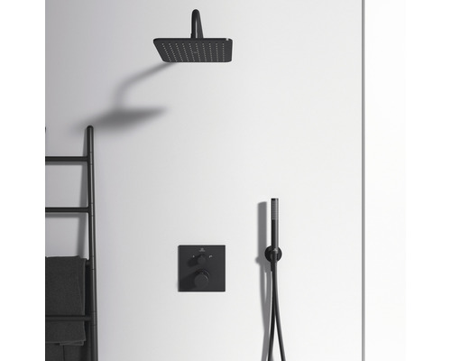 Duscharmatur-Set mit Kopfbrause, Handbrause und Thermostatmischer in einem Badezimmer