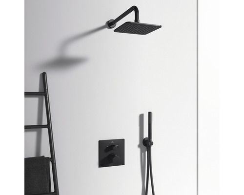 Duschkopf, Duscharmatur und Handtuchhalter an der Wand