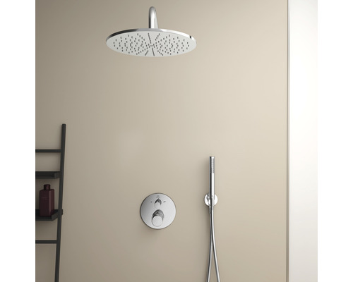 Duscharmatur mit Kopfbrause und Handbrause im Badezimmer