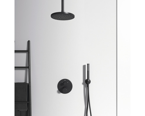 Badezimmer mit Kopfbrause, Handbrause und Handtuchhalter